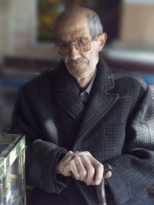 عباس فیضی در کتاب‌فروشی خود در خیابان شهدا (عکس از مجموعه‌ی مهدی به‌خیال)