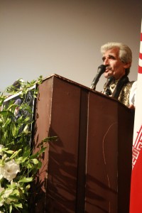 سخنرانی محمودی‌وثاق در مراسم سالگرد عباس قیضی (عکس از فرزاد سپهر)